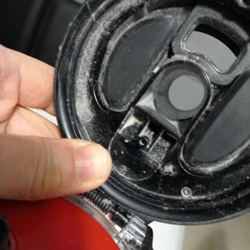 Dyson V16 Süpürgenin Başlığı Parkeleri Çiziyor Ve Parça Eksikliği Var