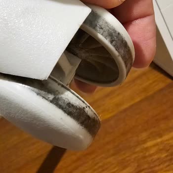 İKEA Çalışma Sandalyesi Tekerleklerinden Yağ Sızması Ve Zemin Hasarı İçin Ücretsiz Değişim