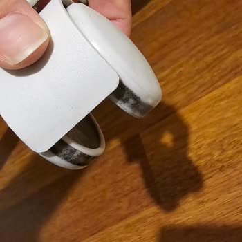 İKEA Çalışma Sandalyesi Tekerleklerinden Yağ Sızması Ve Zemin Hasarı İçin Ücretsiz Değişim