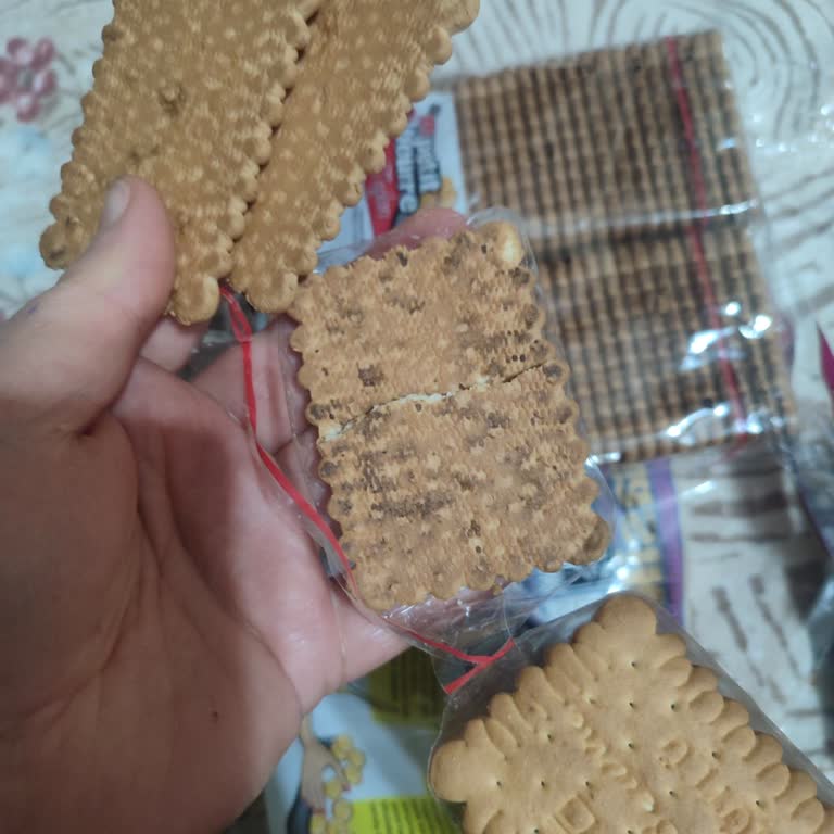 Yanık Ve Küflü Bisküvi İçin Sağlık Endişesi Ve Değişim Talebi