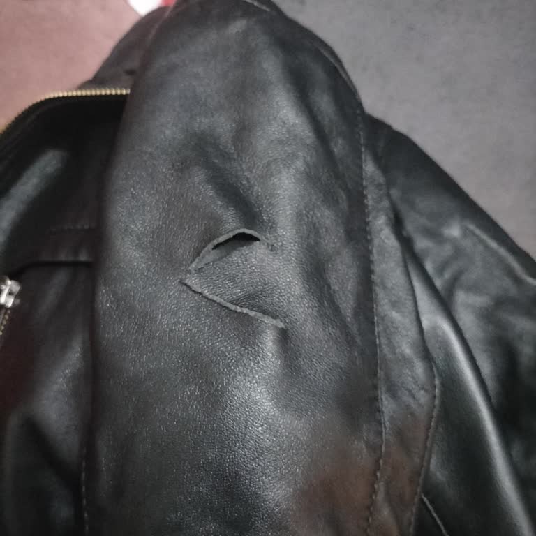 Gerçek Deri Olarak Satılan Ceket Kağıt Gibi Yırtıldı, Mağaza 1700 TL Tamir Ücreti Talep Ediyor