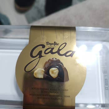 Bütün Fındıklı Yazılı Çikolatanın İçinde Boşluk Ve Fındık Eksikliği