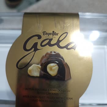 Bütün Fındıklı Yazılı Çikolatanın İçinde Boşluk Ve Fındık Eksikliği