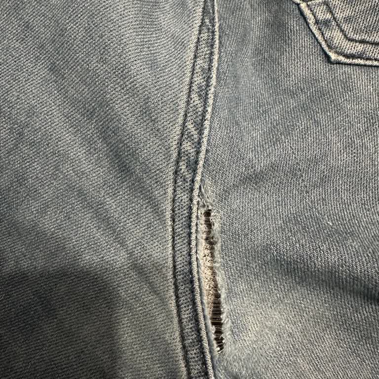 Mavi Kot Pantolon Ağ Bölümünde Yırtılma Ve Değişim Talebi