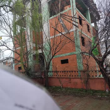 Güvenlik Önlemi Olmadan Çalışan İnşaat Çocukları Ve Araçları Tehlikeye Atıyor