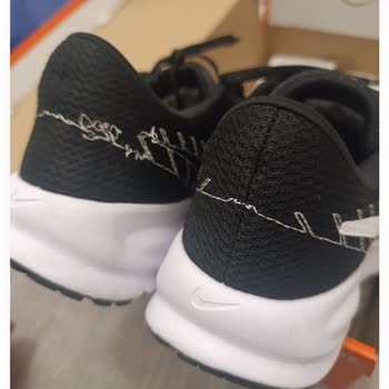 Nike Ayakkabısındaki Aşırı Sıkma Ve Dikiş Sorunu İçin Değişim İstiyorum