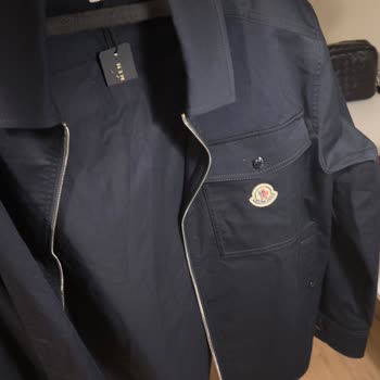 Moncler Gömleği Kırışık, Büzülmüş Ve Düğmesiz Şekilde Teslim Edildi