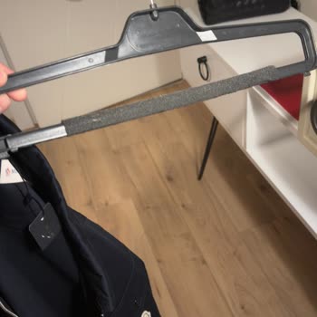 Moncler Gömleği Kırışık, Büzülmüş Ve Düğmesiz Şekilde Teslim Edildi