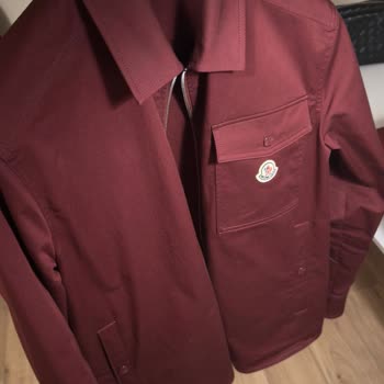 Moncler Gömleği Kırışık, Büzülmüş Ve Düğmesiz Şekilde Teslim Edildi