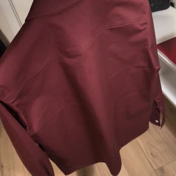 Moncler Gömleği Kırışık, Büzülmüş Ve Düğmesiz Şekilde Teslim Edildi