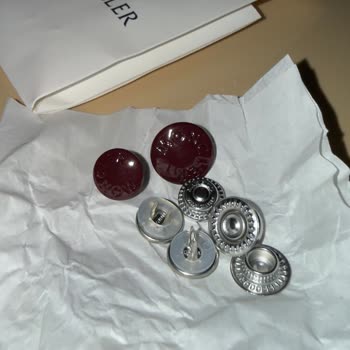 Moncler Gömleği Kırışık, Büzülmüş Ve Düğmesiz Şekilde Teslim Edildi