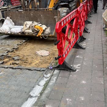 Molla Gürani Mahallesi Sadi Çeşme Sokakta Bozulan Kaldırımlar Ve Düşme Riski