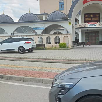 Bursa Nilüfer 15 Temmuz Şehitler Camii Önünde Sol Şerit Tıkanıklığı Ve Sağ Şerit İşlevsizliği