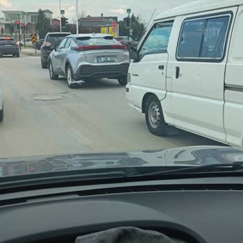 Bursa Nilüfer 15 Temmuz Şehitler Camii Önünde Sol Şerit Tıkanıklığı Ve Sağ Şerit İşlevsizliği