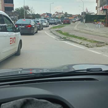 Bursa Nilüfer 15 Temmuz Şehitler Camii Önünde Sol Şerit Tıkanıklığı Ve Sağ Şerit İşlevsizliği