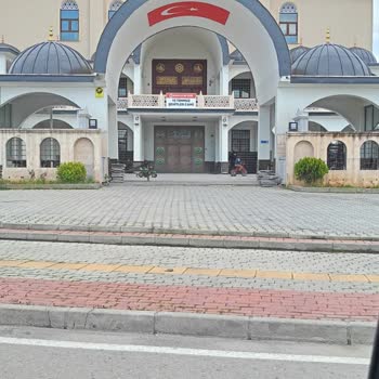 Bursa Nilüfer 15 Temmuz Şehitler Camii Önünde Sol Şerit Tıkanıklığı Ve Sağ Şerit İşlevsizliği