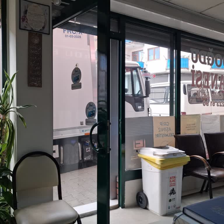 Eczane Girişini Kapatan Lojistik Tırlar Hastaların Ulaşımını Zorlaştırıyor