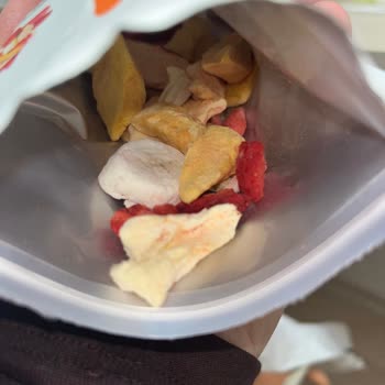 Pols Freeze Fruit Mix'te Çilek Dilimlerinde Siyah Lekeler Ve Küçük Parçalar: Hijyen Şikayeti