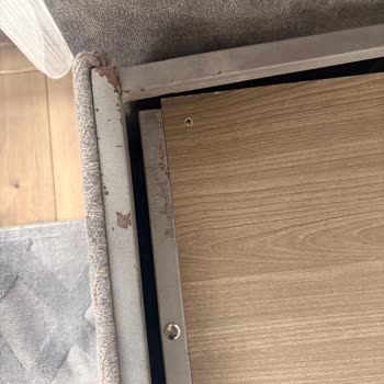 Bambi Mağazasında Başlık Sallanıyor, Bazalar Paslı Ve Ayrılıyor Çözüm Talep Ediliyor