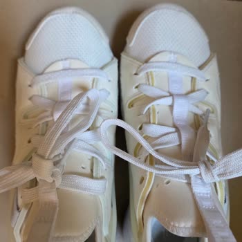 Ayakkabının Çiftleri Farklı, Üretim Hatası Ve Firma Cevap Vermiyor