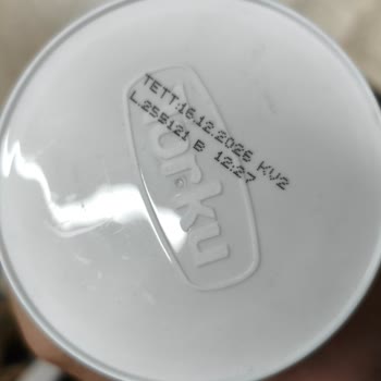 Torku Banada Kakaolu Fındık Kreması Kavanozda Parça Parça Yapıştı Ve Bozulmuş Görünüyor