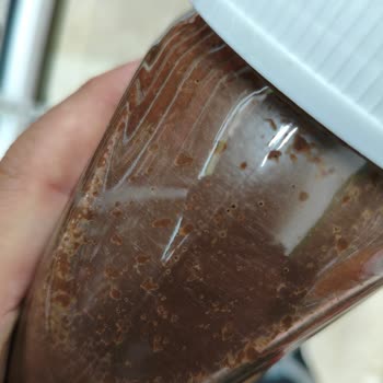 Torku Banada Kakaolu Fındık Kreması Kavanozda Parça Parça Yapıştı Ve Bozulmuş Görünüyor