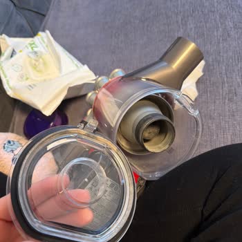 Dyson V8 Süpürgemde Toz Haznesi Kapağı Çıktı Ve Garanti Çözümü İstiyorum