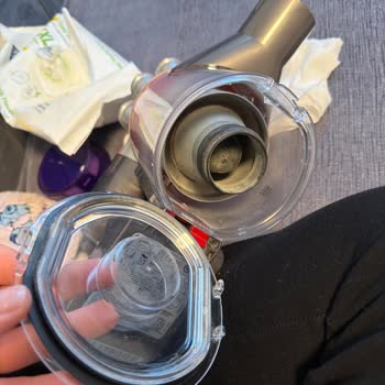 Dyson V8 Süpürgemde Toz Haznesi Kapağı Çıktı Ve Garanti Çözümü İstiyorum