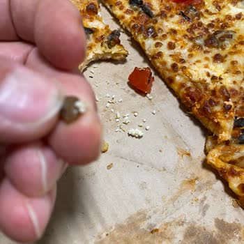 Pizza'da Metal Taç Keşfi Ve Sağlık Zararına İade Talebine Cevap Gelmemesi