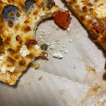 Pizza'da Metal Taç Keşfi Ve Sağlık Zararına İade Talebine Cevap Gelmemesi