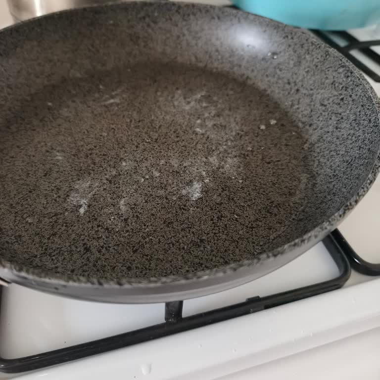 Karaca Tencere Setinde Beyaz Lekeler Ve Yanmış Alt Kısım Nedeniyle Değişim İsteği