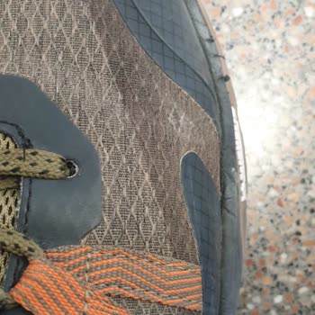 Sadece Bir Ay Kullanılan Su Geçirmez Ayakkabının Hızlı Aşınması Ve Üretim Hatasının Reddedilmesi