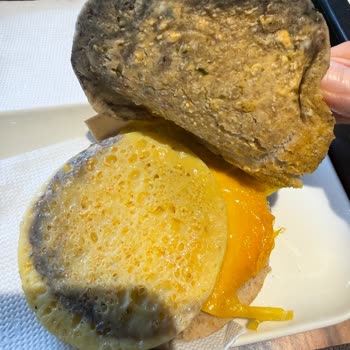 McDonald's Mccafe Şubesinde Küflenmiş Ve Kurtlanmış Sandviç, Sağlık Tehlikesi