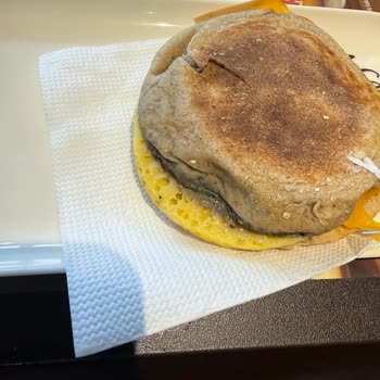 McDonald's Mccafe Şubesinde Küflenmiş Ve Kurtlanmış Sandviç, Sağlık Tehlikesi