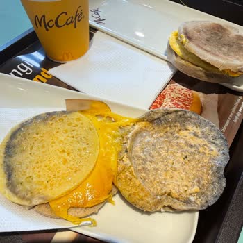 McDonald's Mccafe Şubesinde Küflenmiş Ve Kurtlanmış Sandviç, Sağlık Tehlikesi