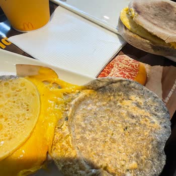 McDonald's Mccafe Şubesinde Küflenmiş Ve Kurtlanmış Sandviç, Sağlık Tehlikesi