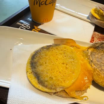 McDonald's Mccafe Şubesinde Küflenmiş Ve Kurtlanmış Sandviç, Sağlık Tehlikesi