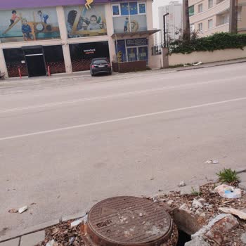 Türk Telekom’un Açık Rögar Kapağı Çocukları Tehlikeye Atıyor