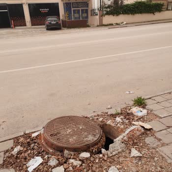 Türk Telekom’un Açık Rögar Kapağı Çocukları Tehlikeye Atıyor