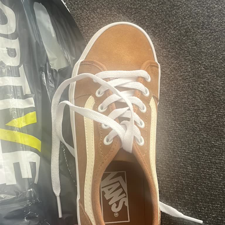Sportive Mağazasından Yanlış Renk Vans Ayakkabı, Beyaz Olmalıydı
