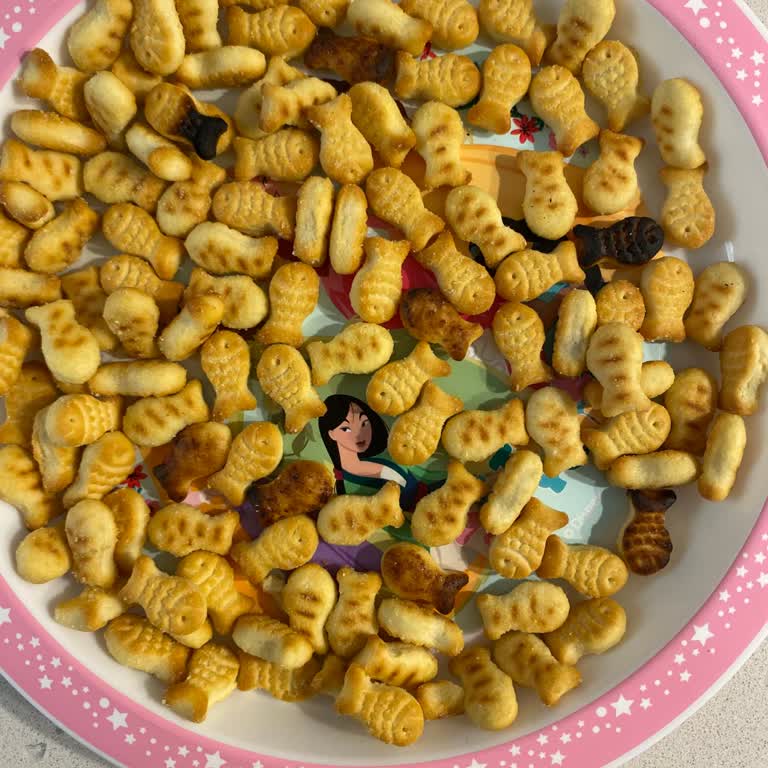 Siyah Renkli Ve Acı Eti Mini Balık Krakeri Çocuğumu Üzdü