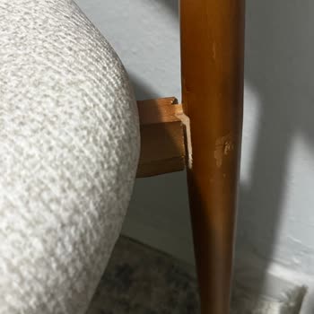 Ella Mobilya’da Kırık Sandalyeler Ve Yanlış Renk Masa Ayakları İçin Cevapsız Değişim