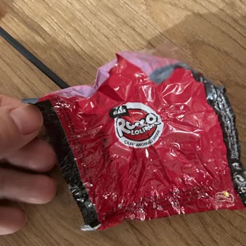 Rocco Şeker Çubuğunda Keskin Kırık Parça Çocuğun Diline Zarar Verdi