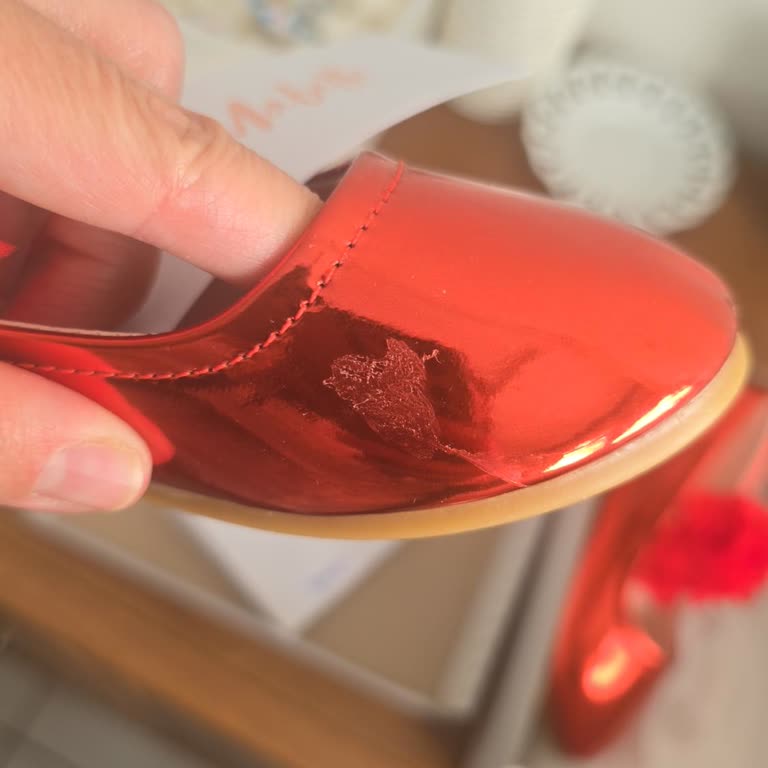 Yapıştırıcı Lekeli Çocuk Ayakkabısı İçin Acil Değişim Talebi