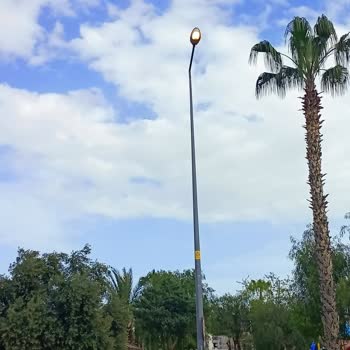 Gündüz Saatlerinde Cadde Lambalarının Yanması Enerji İsrafına Neden Oluyor