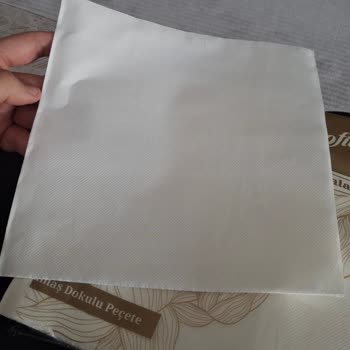 Desenli Görünen Pakette Düz Beyaz Peçeteler Yanıltıcı Ambalaj