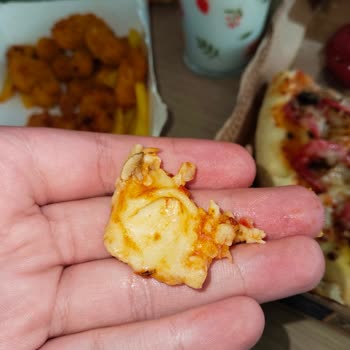 Domino’s Şubesinde Pizza’da Cam Parçası Keşfedildi