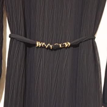 Yırtık Ve Etiketsiz Elbise, Yanlış Kemer Ve İlgisiz İletişim