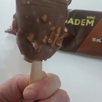Yarım Paketlenmiş Magnum Mini Badem Dondurması Satın Alındı
