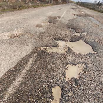 Mardin Midyat Savur Yolundaki Bozukluklar Araç Hasarına Ve Güvenlik Riskine Neden Oluyor